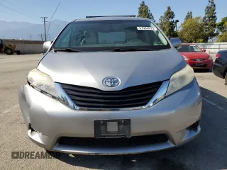 2013 Toyota Sienna LE AAS z VIN 5TDKK3DC5DS282857, wystawiony jako Copart lot #57984075 z przebiegiem 148 876 mil mil oraz Szkoda całkowita • Salvage title. Historia ofert i sprzedaży dostępna na DreamBid. Obrazek 5.