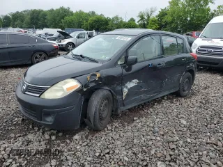 2008 Nissan Versa S z VIN 3N1BC13E28L421006, wystawiony jako Copart lot #60691015 z przebiegiem 99 330 mil mil oraz Szkoda całkowita • Salvage title. Historia ofert i sprzedaży dostępna na DreamBid. Obrazek 1.