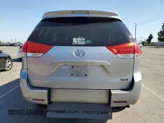 2013 Toyota Sienna LE AAS z VIN 5TDKK3DC5DS282857, wystawiony jako Copart lot #57984075 z przebiegiem 148 876 mil mil oraz Szkoda całkowita • Salvage title. Historia ofert i sprzedaży dostępna na DreamBid. Obrazek 6.