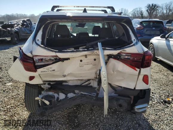 2023 Kia Seltos S z VIN KNDEU2AA5P7384758, wystawiony jako Copart lot #43904855 z przebiegiem 48 559 mil mil oraz Szkoda całkowita • Salvage title. Historia ofert i sprzedaży dostępna na DreamBid. Obrazek 6.