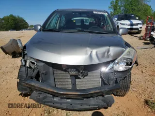 2009 Nissan Versa S z VIN 3N1BC13E89L398834, wystawiony jako Copart lot #53699825 z przebiegiem 124 719 mil mil oraz Szkoda całkowita • Salvage title. Historia ofert i sprzedaży dostępna na DreamBid. Obrazek 5.