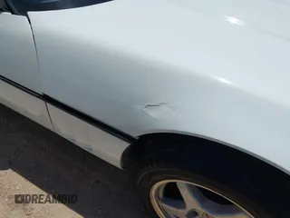 1990 Chevrolet Corvette z VIN 1G1YY3384L5108491, wystawiony jako IAAI lot #42566008 z przebiegiem 133 568 mil mil oraz . Historia ofert i sprzedaży dostępna na DreamBid. Obrazek 6.