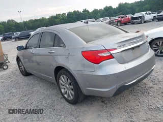 2013 Chrysler 200 Touring z VIN 1C3CCBBB2DN570108, wystawiony jako IAAI lot #42433984 z przebiegiem 132 430 mil mil oraz . Historia ofert i sprzedaży dostępna na DreamBid. Obrazek 3.