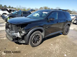 2023 Nissan Pathfinder SV z VIN 5N1DR3BD9PC230150, wystawiony jako Copart lot #48236025 z przebiegiem 25 498 mil mil oraz Szkody całkowita. Historia ofert i sprzedaży dostępna na DreamBid. Obrazek 1.