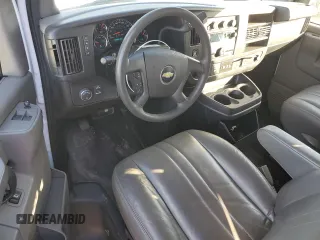 2022 Chevrolet Express Cargo z VIN 1GCWGAFPXN1218528, wystawiony jako Copart lot #46952485 z przebiegiem 129 866 mil mil oraz Czysty tytuł • Clean title. Historia ofert i sprzedaży dostępna na DreamBid. Obrazek 8.