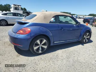 2013 Volkswagen Beetle z VIN 3VW7S7AT8DM826556, wystawiony jako Copart lot #57576925 z przebiegiem 62 951 mil mil oraz Tytuł czysty. Historia ofert i sprzedaży dostępna na DreamBid. Obrazek 3.