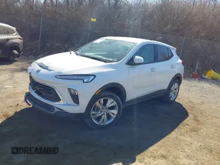 2024 Buick Encore GX Preferred z VIN KL4AMCSL1RB002336, wystawiony jako IAAI lot #41700398 z przebiegiem 13 901 mil mil oraz . Historia ofert i sprzedaży dostępna na DreamBid. Obrazek 18.