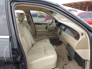 2008 Lincoln Town Car z VIN 2LNHM85WX8X636193, wystawiony jako IAAI lot #41916910 z przebiegiem Nie podano mil oraz . Historia ofert i sprzedaży dostępna na DreamBid. Obrazek 5.