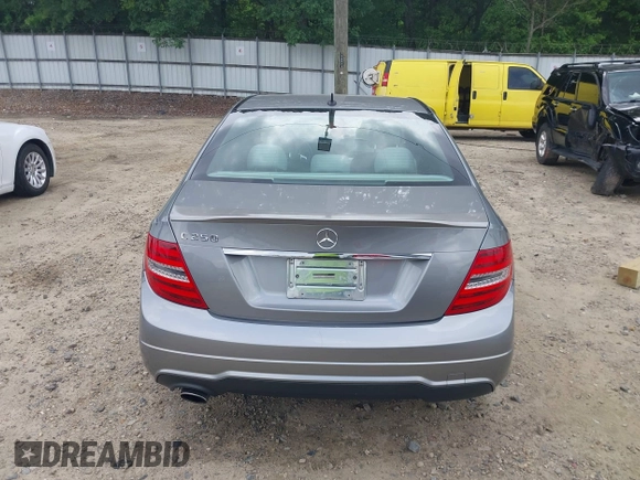 2014 Mercedes-Benz C 250 Sport z VIN WDDGF4HB6EA942040, wystawiony jako IAAI lot #42290082 z przebiegiem 91 327 mil mil oraz . Historia ofert i sprzedaży dostępna na DreamBid. Obrazek 16.