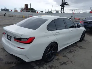 2021 BMW 3 Series 330i z VIN 3MW5R1J04M8C06043, wystawiony jako IAAI lot #42109872 z przebiegiem 62 325 mil mil oraz . Historia ofert i sprzedaży dostępna na DreamBid. Obrazek 4.