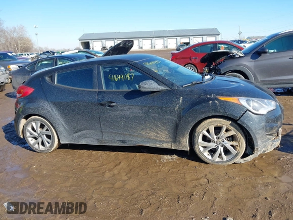 2016 Hyundai Veloster z VIN KMHTC6AD1GU262391, wystawiony jako IAAI lot #41649087 z przebiegiem 96 104 mil mil oraz . Historia ofert i sprzedaży dostępna na DreamBid. Obrazek 13.