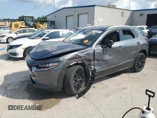 2021 Mazda CX-30 Premium Plus z VIN 3MVDMBEY5MM271153, wystawiony jako Copart lot #58625975 z przebiegiem 39 499 mil mil oraz Szkoda całkowita • Salvage title. Historia ofert i sprzedaży dostępna na DreamBid. Obrazek 1.