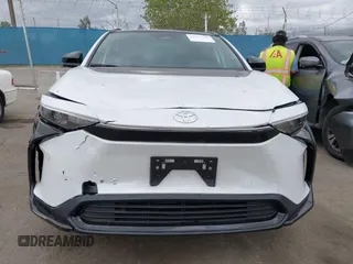 2023 Toyota bZ4X XLE z VIN JTMAAAAA1PA025511, wystawiony jako IAAI lot #41917340 z przebiegiem 17 460 mil mil oraz . Historia ofert i sprzedaży dostępna na DreamBid. Obrazek 12.