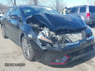 2023 Kia Forte GT-Line z VIN 3KPF54ADXPE580248, wystawiony jako IAAI lot #41601138 z przebiegiem 21 881 mil mil oraz . Historia ofert i sprzedaży dostępna na DreamBid. Obrazek 1.