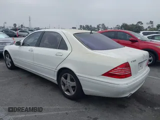 2005 Mercedes-Benz S 430 z VIN WDBNG70JX5A451696, wystawiony jako IAAI lot #42402391 z przebiegiem 174 030 mil mil oraz . Historia ofert i sprzedaży dostępna na DreamBid. Obrazek 3.