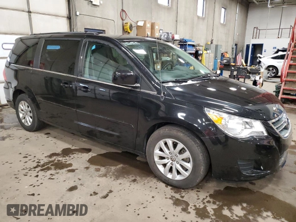 2014 Volkswagen Routan SE with VIN 2C4RVABG5ER135352, listed as a Copart auction lot 51677515 with 136,833 mi miles and Clean title. Bid and sale history available at DreamBid. Image 4.