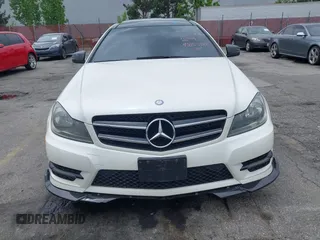 2014 Mercedes-Benz C 250 z VIN WDDGJ4HB6EG184292, wystawiony jako IAAI lot #42183329 z przebiegiem 122 449 mil mil oraz . Historia ofert i sprzedaży dostępna na DreamBid. Obrazek 6.