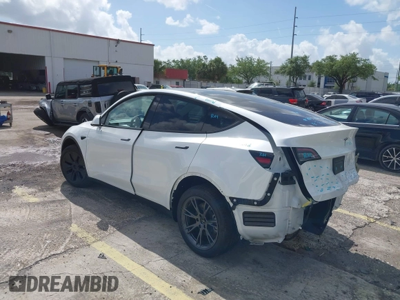 2025 Tesla Model Y Long Range with VIN 7SAYGDEE2SA337378, listed as a IAAI auction lot 41940840 with 1,676 mi miles and . Bid and sale history available at DreamBid. Image 3.