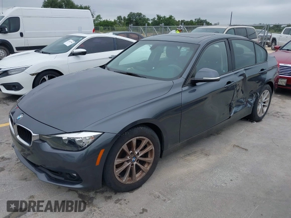 2016 BMW 3 Series 320i xDrive z VIN WBA8A3C53GK551754, wystawiony jako IAAI lot #42399516 z przebiegiem 135 571 mil mil oraz . Historia ofert i sprzedaży dostępna na DreamBid. Obrazek 18.