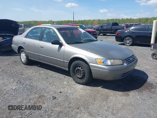 1999 Toyota Camry LE z VIN 4T1BG22K2XU546456, wystawiony jako IAAI lot #42085699 z przebiegiem 209 336 mil mil oraz . Historia ofert i sprzedaży dostępna na DreamBid. Obrazek 1.