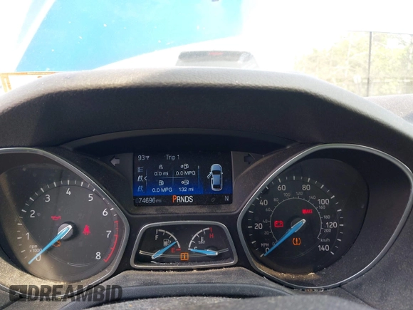 2018 Ford Focus SE z VIN 1FADP3FE1JL254632, wystawiony jako IAAI lot #42408683 z przebiegiem 74 696 mil mil oraz . Historia ofert i sprzedaży dostępna na DreamBid. Obrazek 7.