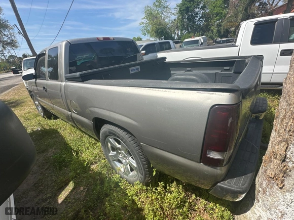 2001 Chevrolet Silverado 1500 LS with VIN 2GCEC19V711193447, listed as a Copart auction lot 49501445 with 221,700 mi miles and Salvage Title. Bid and sale history available at carsss.com. Image 3.
