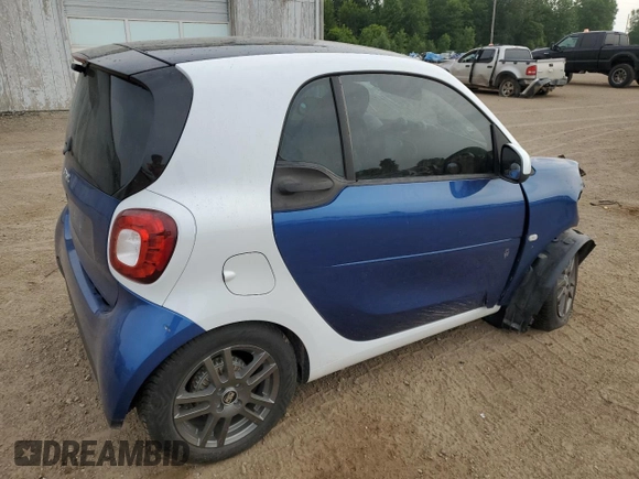 2016 Smart fortwo Passion z VIN WMEFJ5DA9GK062214, wystawiony jako Copart lot #61179715 z przebiegiem 58 152 mil mil oraz Czysty tytuł • Clean title. Historia ofert i sprzedaży dostępna na DreamBid. Obrazek 3.