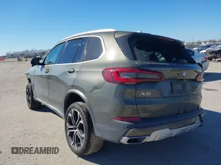 2021 BMW X5 xDrive40i z VIN 5UXCR6C09M9G00150, wystawiony jako IAAI lot #41647528 z przebiegiem Nie podano mil oraz . Historia ofert i sprzedaży dostępna na DreamBid. Obrazek 3.