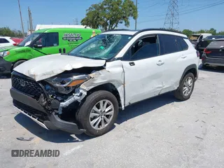 2022 Toyota Corolla Cross LE z VIN 7MUBAAAG5NV028801, wystawiony jako IAAI lot #42144175 z przebiegiem 22 715 mil mil oraz . Historia ofert i sprzedaży dostępna na DreamBid. Obrazek 2.