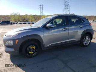 2021 Hyundai Kona SE z VIN KM8K1CAA3MU657559, wystawiony jako Copart lot #55162385 z przebiegiem 77 475 mil mil oraz Nie do naprawy. Historia ofert i sprzedaży dostępna na DreamBid. Obrazek 1.