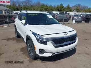 2023 Kia Seltos S z VIN KNDEUCAAXP7394658, wystawiony jako IAAI lot #42051398 z przebiegiem 68 256 mil mil oraz . Historia ofert i sprzedaży dostępna na DreamBid. Obrazek 1.