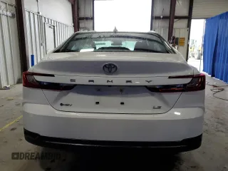 2025 Toyota Camry LE z VIN 4T1DAACK3SU093878, wystawiony jako Copart lot #58537315 z przebiegiem 7 640 mil mil oraz Czysty tytuł • Clean title. Historia ofert i sprzedaży dostępna na DreamBid. Obrazek 6.