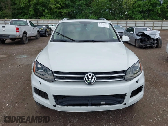 2013 Volkswagen Touareg Exec z VIN WVGEF9BP5DD005322, wystawiony jako IAAI lot #42146276 z przebiegiem 154 498 mil mil oraz . Historia ofert i sprzedaży dostępna na DreamBid. Obrazek 12.