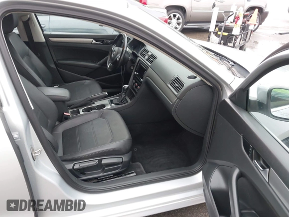 2015 Volkswagen Passat SE с VIN 1VWBV7A39FC031487, выставлен на аукционе IAAI как лот 41945088 с пробегом 171 742 миль миль и . История ставок и продаж доступна на DreamBid. Изображение 5.