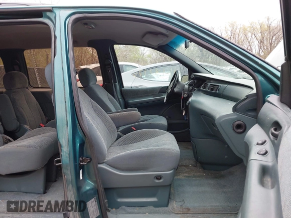 1996 Ford Windstar GL with VIN 2FMDA5140TBB45227, listed as a IAAI auction lot 41932175 with 251,553 mi miles. Bid and sale history available at carsss.com. Image 5.