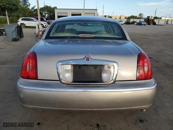 1999 Lincoln Town Car Signature with VIN 1LNHM82W1XY710796, listed as a Copart auction lot 88077875 with 65,448 mi miles and Clean Title. Bid and sale history available at carsss.com. Image 6.