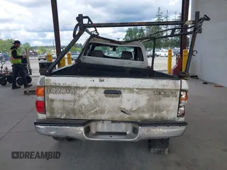 2001 Toyota Tacoma z VIN 5TEWN72N11Z733480, wystawiony jako IAAI lot #42244484 z przebiegiem 323 454 mil mil oraz . Historia ofert i sprzedaży dostępna na DreamBid. Obrazek 17.