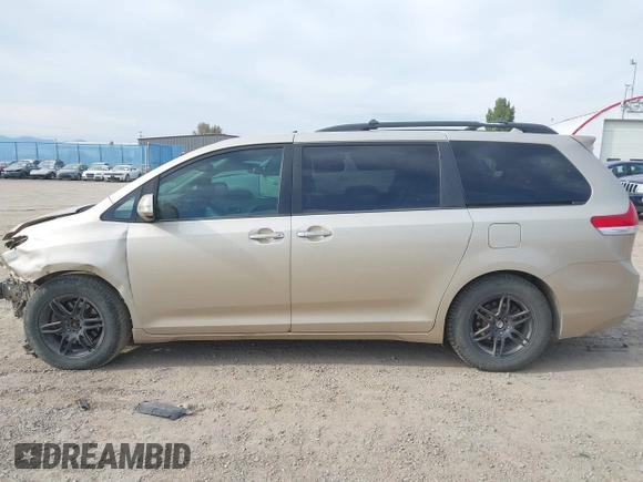 2013 Toyota Sienna XLE AAS with VIN 5TDYK3DC1DS333877, listed as a IAAI auction lot 40481401 with 183,658 mi miles and . Bid and sale history available at carsss.com. Image 15.