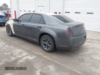 2015 Chrysler 300 Limited z VIN 2C3CCAAG9FH749040, wystawiony jako IAAI lot #41488801 z przebiegiem 101 298 mil mil oraz . Historia ofert i sprzedaży dostępna na DreamBid. Obrazek 3.