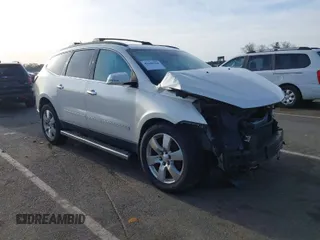 2013 Chevrolet Traverse LTZ z VIN 1GNKVLKD0DJ184021, wystawiony jako IAAI lot #41606588 z przebiegiem 239 198 mil mil oraz . Historia ofert i sprzedaży dostępna na DreamBid. Obrazek 1.