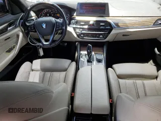 2018 BMW 5 Series 530i z VIN WBAJA5C51JWA37594, wystawiony jako Copart lot #63375575 z przebiegiem 139 974 mil mil oraz Czysty tytuł • Clean title. Historia ofert i sprzedaży dostępna na DreamBid. Obrazek 8.