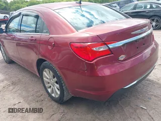 2011 Chrysler 200 Touring z VIN 1C3BC1FB4BN569474, wystawiony jako IAAI lot #42329937 z przebiegiem 160 695 mil mil oraz . Historia ofert i sprzedaży dostępna na DreamBid. Obrazek 3.
