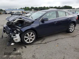 2016 Volvo S60 T5 Drive-E Premier z VIN YV126MFKXG2412944, wystawiony jako Copart lot #62945885 z przebiegiem 99 072 mil mil oraz Szkoda całkowita • Salvage title. Historia ofert i sprzedaży dostępna na DreamBid. Obrazek 1.