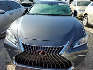 2024 Lexus ES 350 Luxury z VIN 58AEZ1B13RU180415, wystawiony jako Copart lot #76048684 z przebiegiem Nie podano mil oraz Nie do naprawy • Non repairable. Historia ofert i sprzedaży dostępna na DreamBid. Obrazek 5.