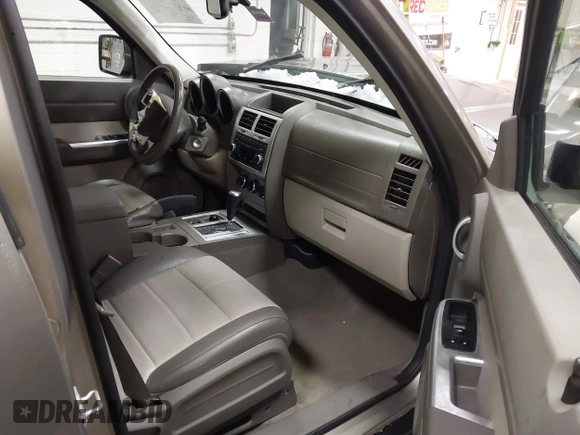 2007 Dodge Nitro SLT z VIN 1D8GU58K57W673543, wystawiony jako IAAI lot #41574634 z przebiegiem 64 286 mil mil oraz . Historia ofert i sprzedaży dostępna na DreamBid. Obrazek 5.