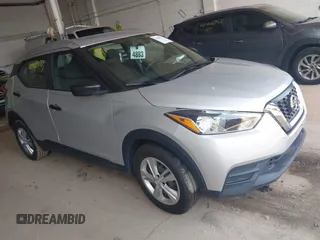 2019 Nissan Kicks S z VIN 3N1CP5CU5KL555586, wystawiony jako IAAI lot #42426743 z przebiegiem 122 015 mil mil oraz . Historia ofert i sprzedaży dostępna na DreamBid. Obrazek 1.