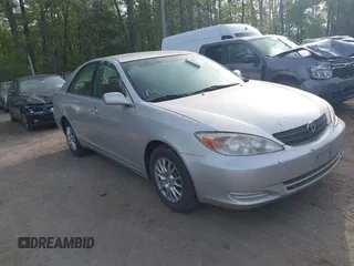 2002 Toyota Camry LE z VIN 4T1BE32K82U104088, wystawiony jako IAAI lot #42115903 z przebiegiem 164 035 mil mil oraz . Historia ofert i sprzedaży dostępna na DreamBid. Obrazek 1.