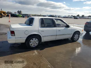 1994 Plymouth Acclaim z VIN 3P3AA4630RT275149, wystawiony jako Copart lot #79877324 z przebiegiem 125 175 mil mil oraz Szkody całkowita. Historia ofert i sprzedaży dostępna na DreamBid. Obrazek 3.