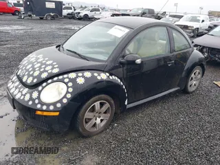 2006 Volkswagen New Beetle Coupe with VIN 3VWPG31C86M406583, listed as a IAAI auction lot 41590611 with 137,964 mi miles. Bid and sale history available at carsss.com. Image 2.