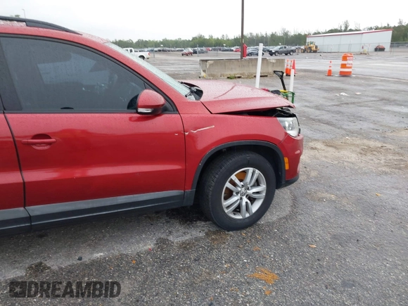 2015 Volkswagen Tiguan R-Line with VIN WVGAV7AXXFW106001, listed as a IAAI auction lot 41652896 with 131,031 mi miles and . Bid and sale history available at DreamBid. Image 20.